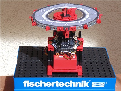 Analog Uhr mit Zahnrädern 1